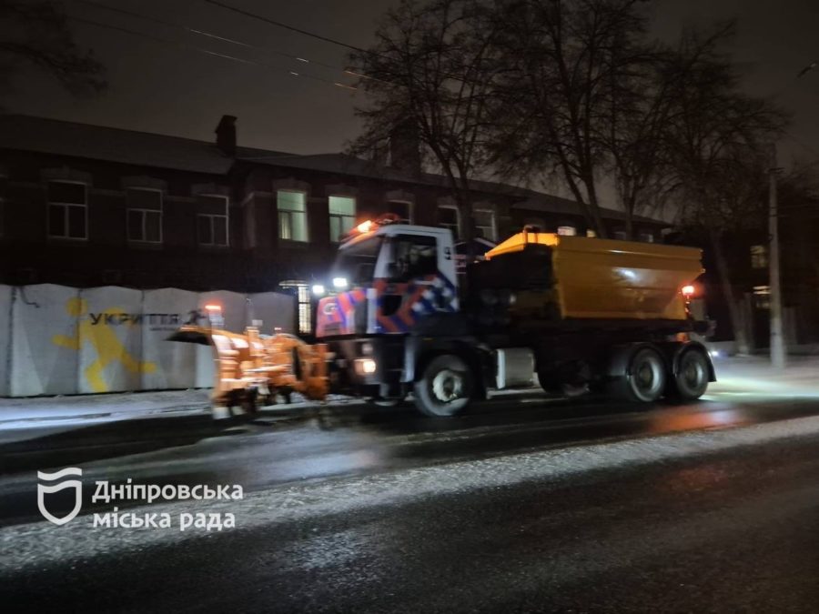 Комунальники Дніпра ліквідують наслідки снігопаду - 15.12.2025