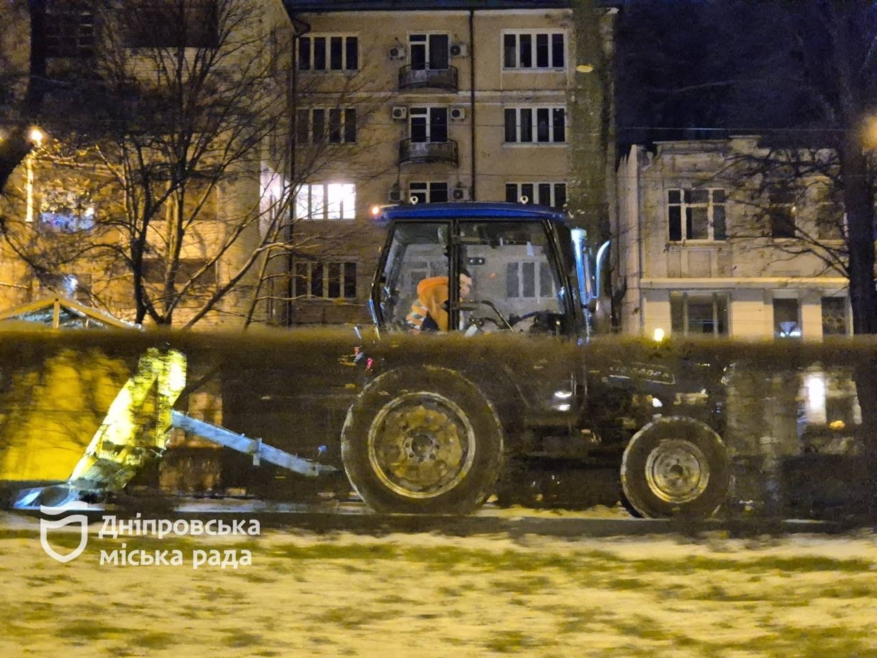 Комунальники Дніпра ліквідують наслідки снігопаду - 15.12.2025