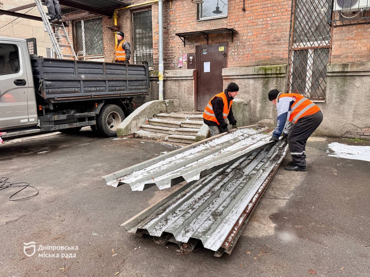 У Дніпрі демонтували незаконно встановлену конструкцію - 15.12.2025