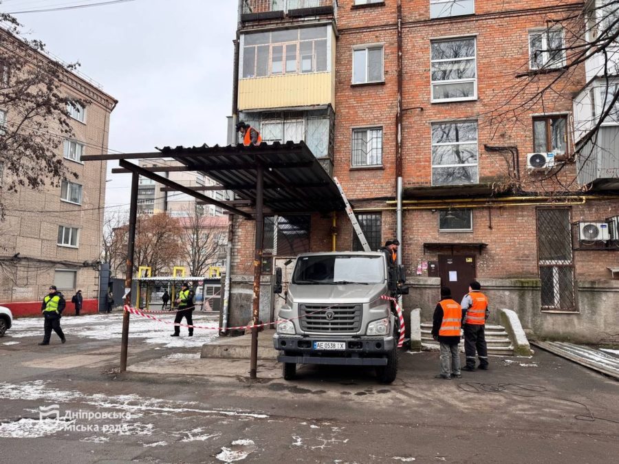 У Дніпрі демонтували незаконно встановлену конструкцію - 15.12.2025