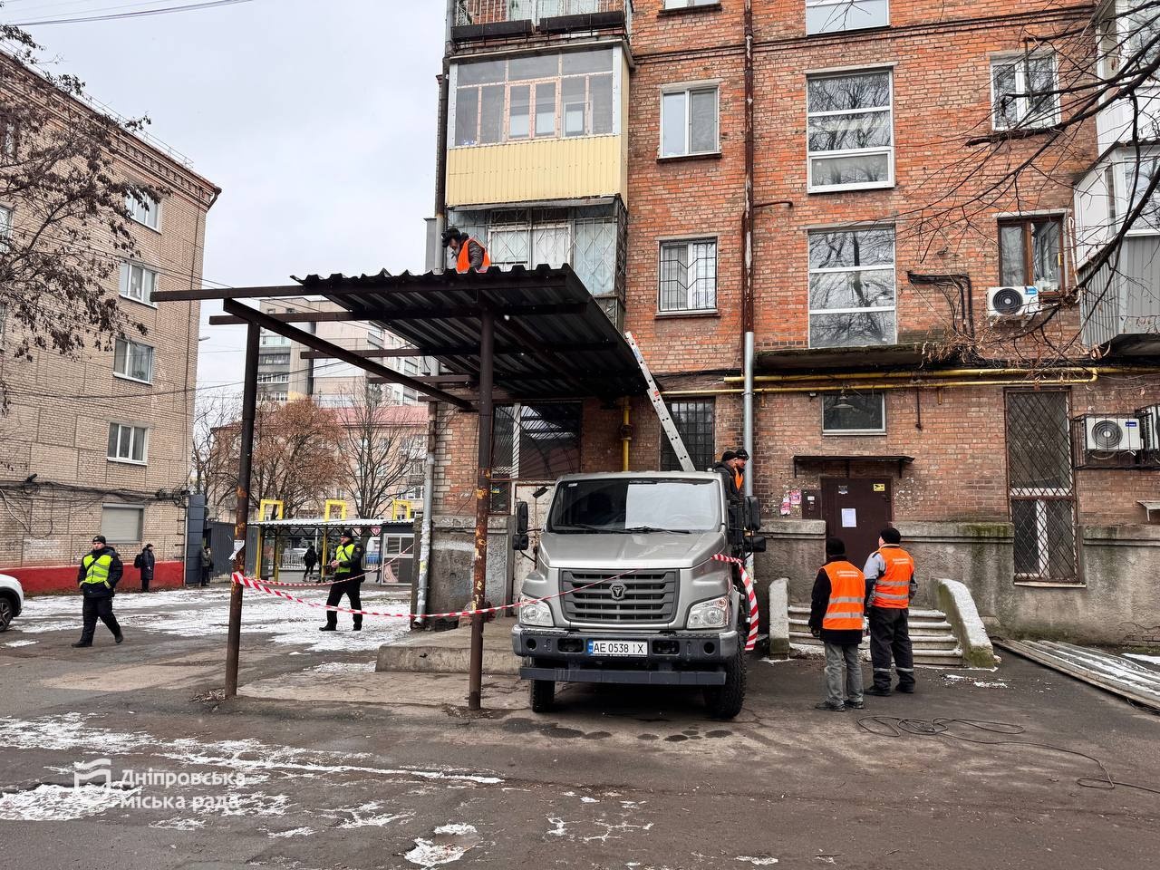 У Дніпрі демонтували незаконно встановлену конструкцію - 15.12.2025