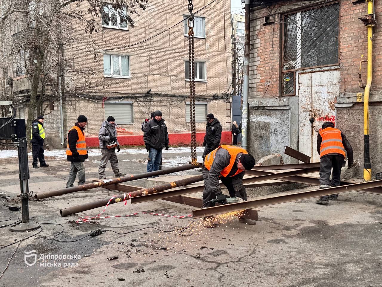 У Дніпрі демонтували незаконно встановлену конструкцію - 15.12.2025