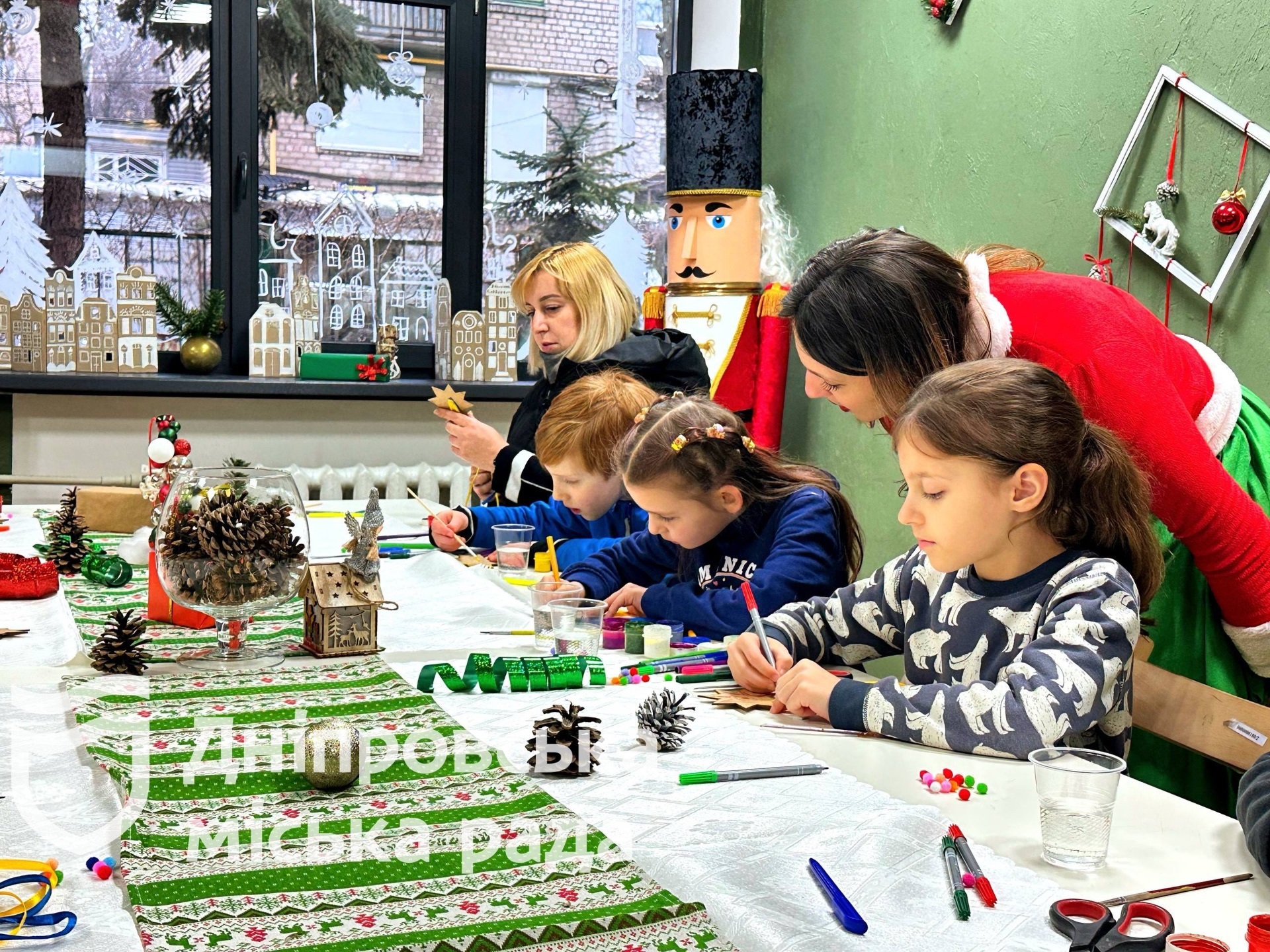 У Дніпрі вихованці Центру розвитку дітей та молоді «СтартУм» долучилися до тематичного новорічного майстер-класу «Різдвяна зірка» - 15.12.2025