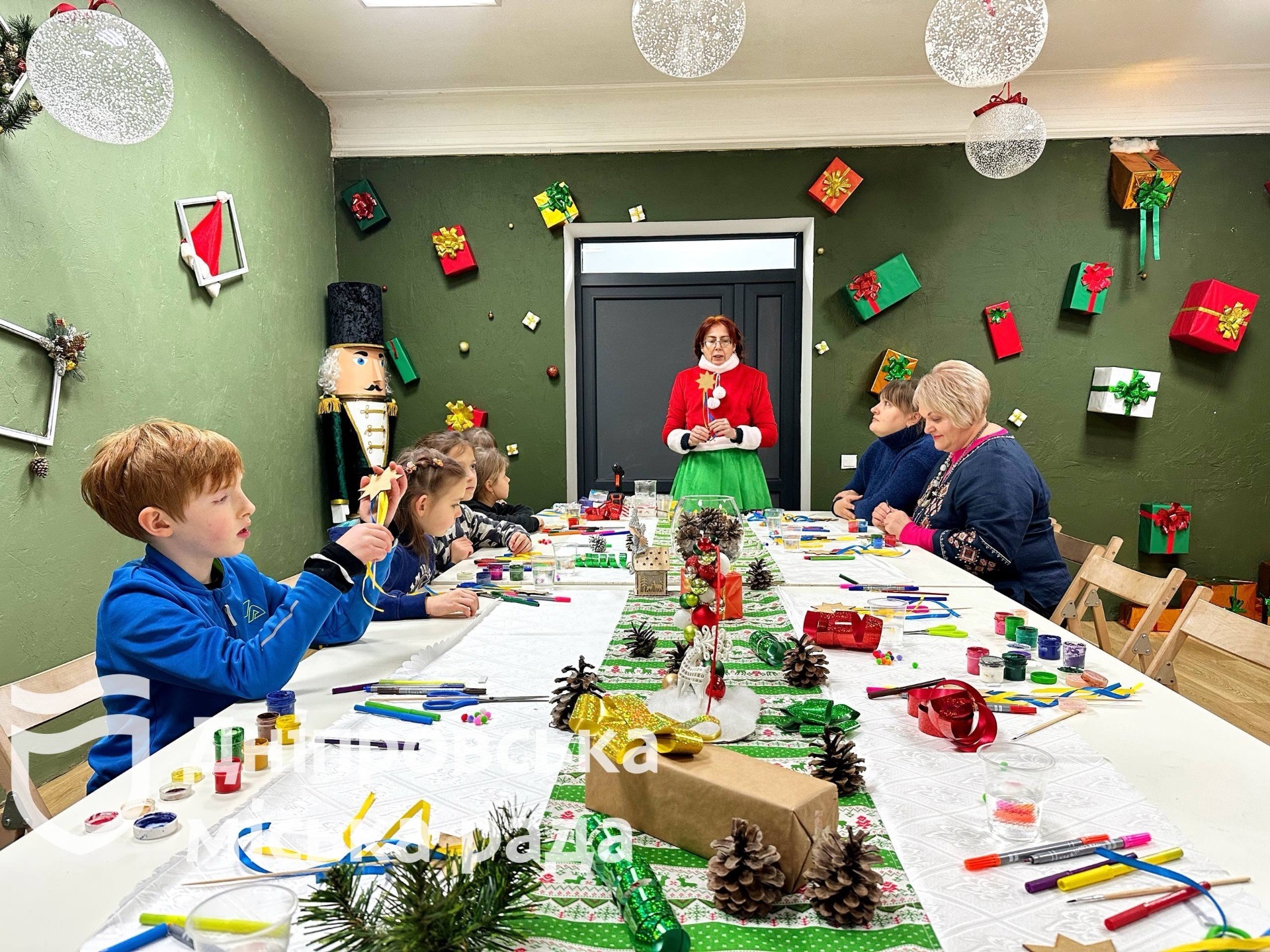 У Дніпрі вихованці Центру розвитку дітей та молоді «СтартУм» долучилися до тематичного новорічного майстер-класу «Різдвяна зірка» - 15.12.2025