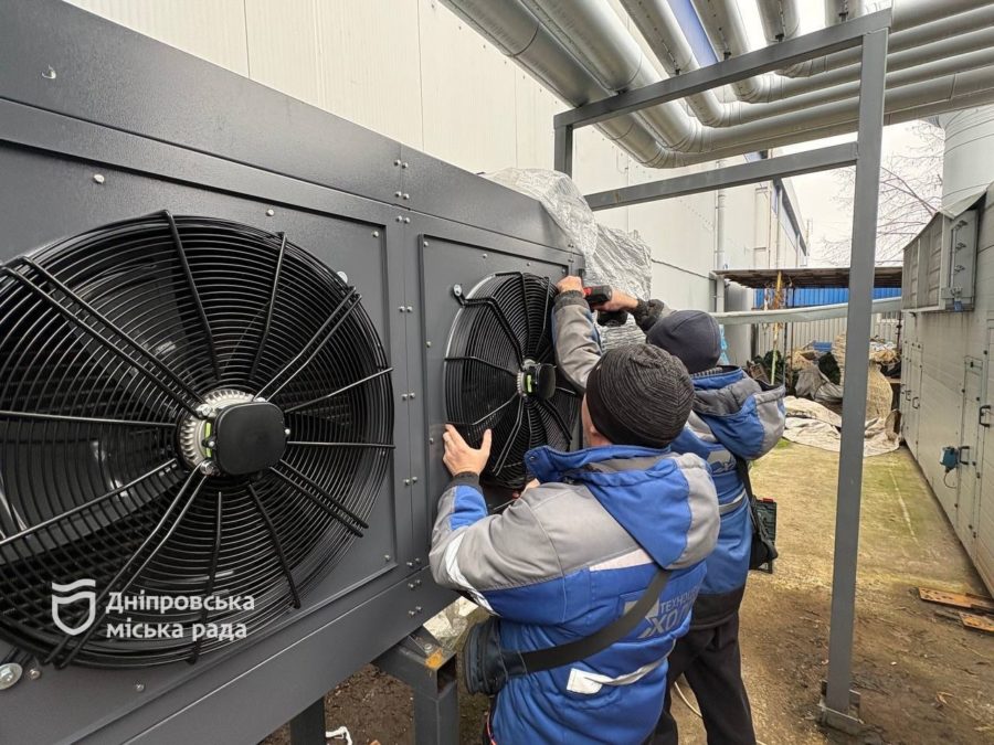 У Дніпрі встановлюють теплообмінник на Льодовій арені - 16.12.2025