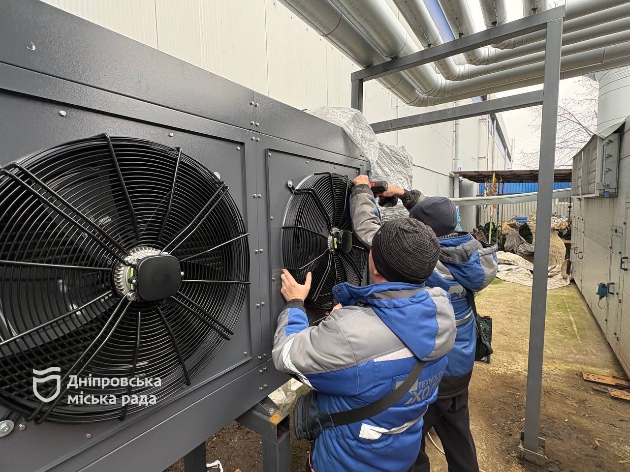 У Дніпрі встановлюють теплообмінник на Льодовій арені - 16.12.2025