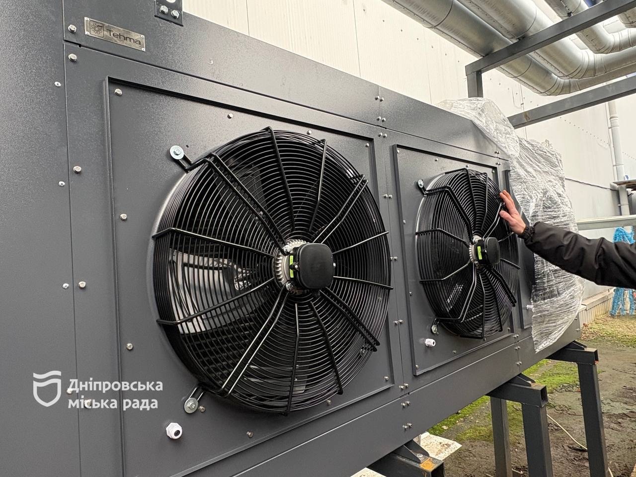 У Дніпрі встановлюють теплообмінник на Льодовій арені - 16.12.2025