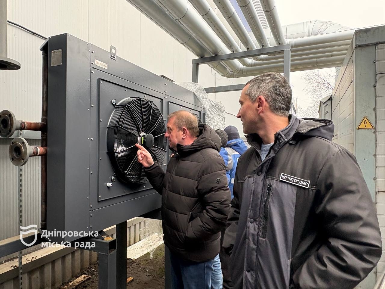 У Дніпрі встановлюють теплообмінник на Льодовій арені - 16.12.2025