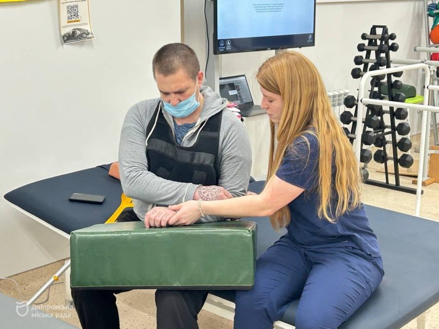 Захисник Дмитро після поранень проходить реабілітацію в Дніпрі - 18.12.2025