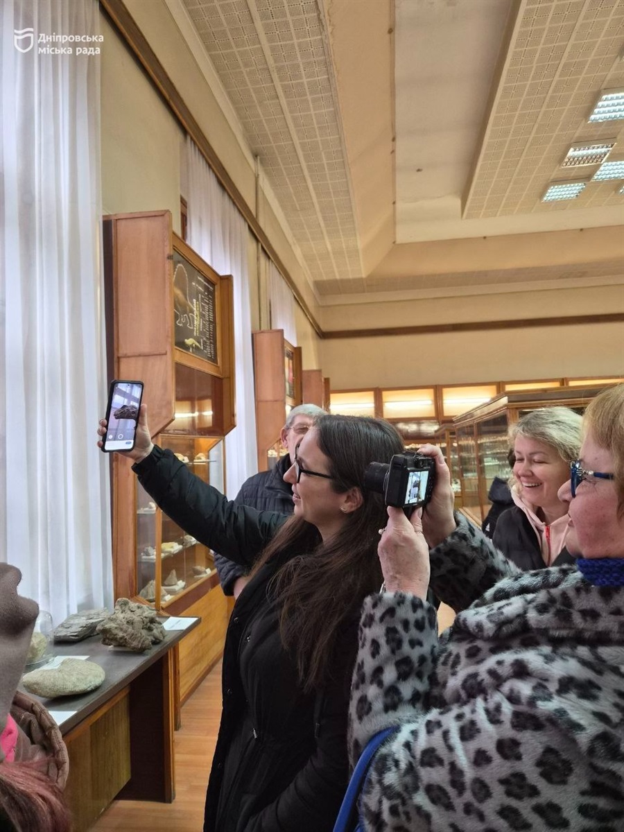 У Дніпрі подарували різдвяний настрій дітям та дорослим під час безкоштовної екскурсії до музею - 18.12.2025