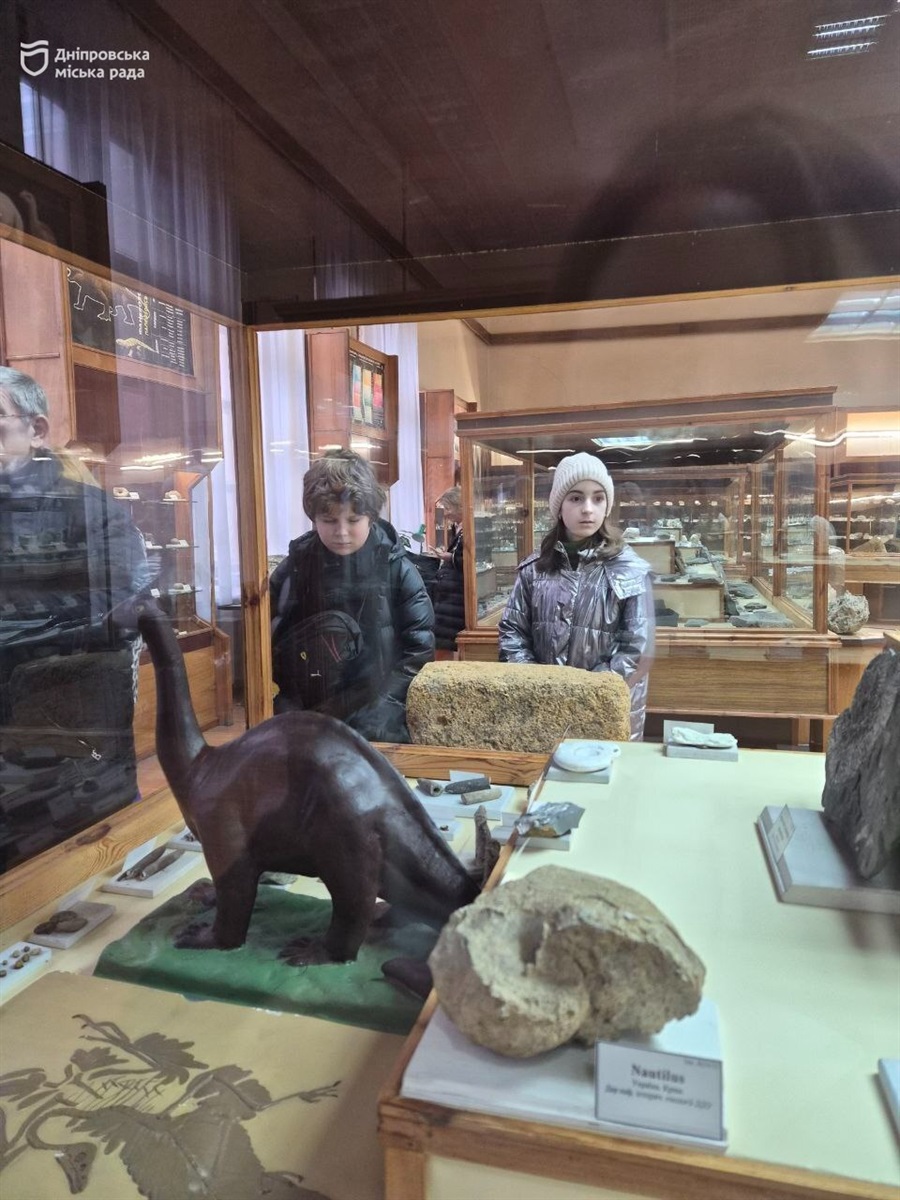 У Дніпрі подарували різдвяний настрій дітям та дорослим під час безкоштовної екскурсії до музею - 18.12.2025