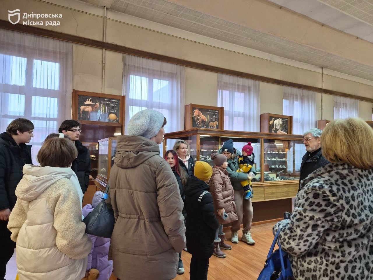 У Дніпрі подарували різдвяний настрій дітям та дорослим під час безкоштовної екскурсії до музею - 18.12.2025