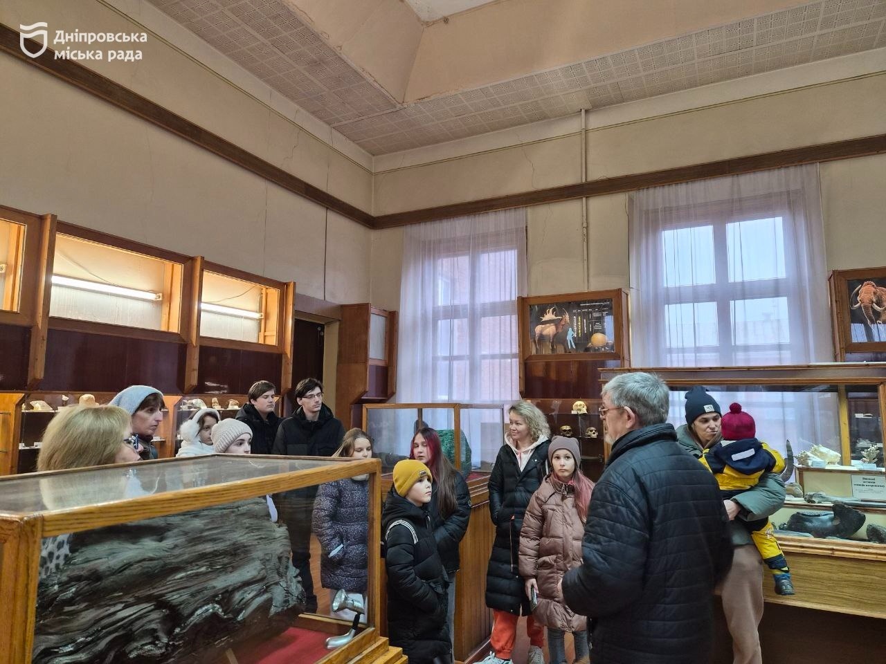 У Дніпрі подарували різдвяний настрій дітям та дорослим під час безкоштовної екскурсії до музею - 18.12.2025