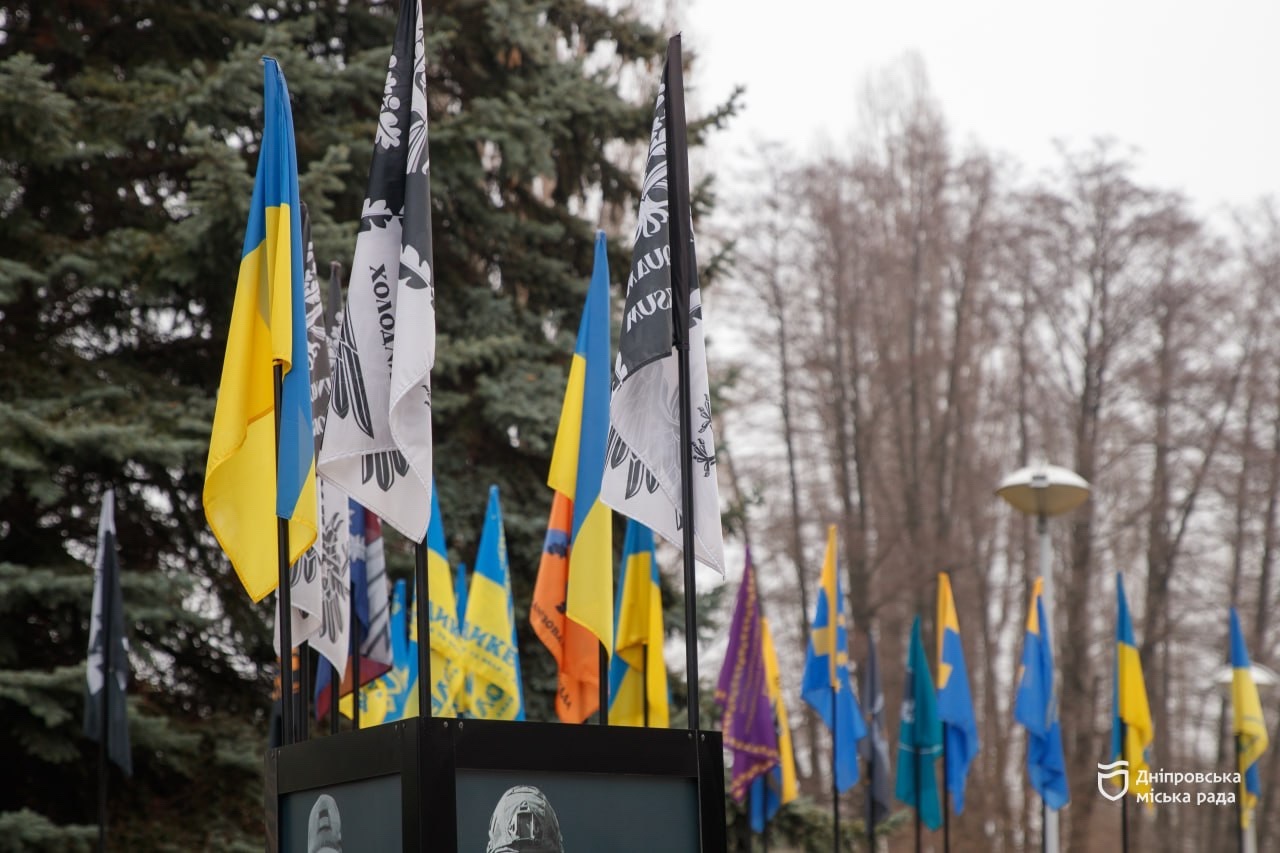 У Самарському районі Дніпра відкрили другу частину меморіального проєкту «Історії Героїв» - 19.12.2025