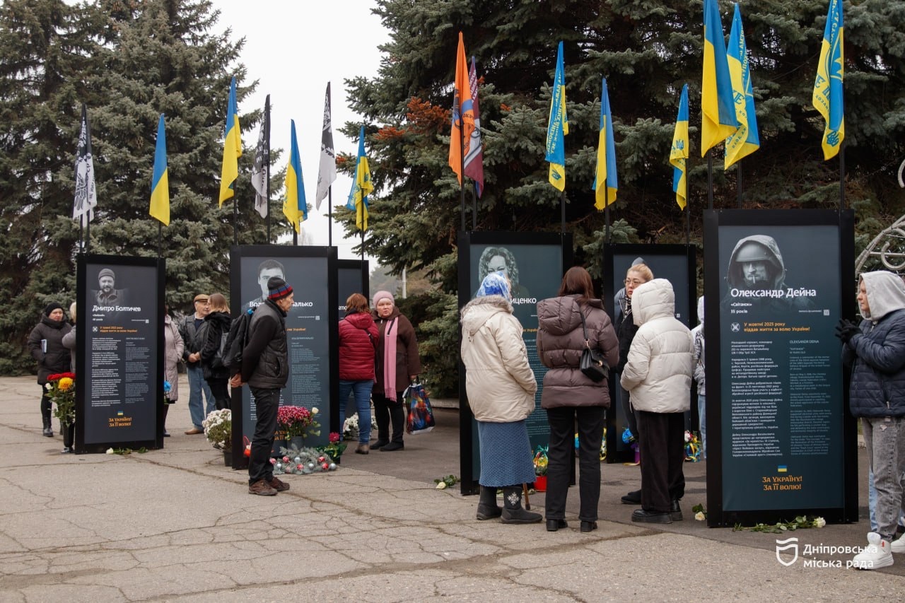 У Самарському районі Дніпра відкрили другу частину меморіального проєкту «Історії Героїв» - 19.12.2025