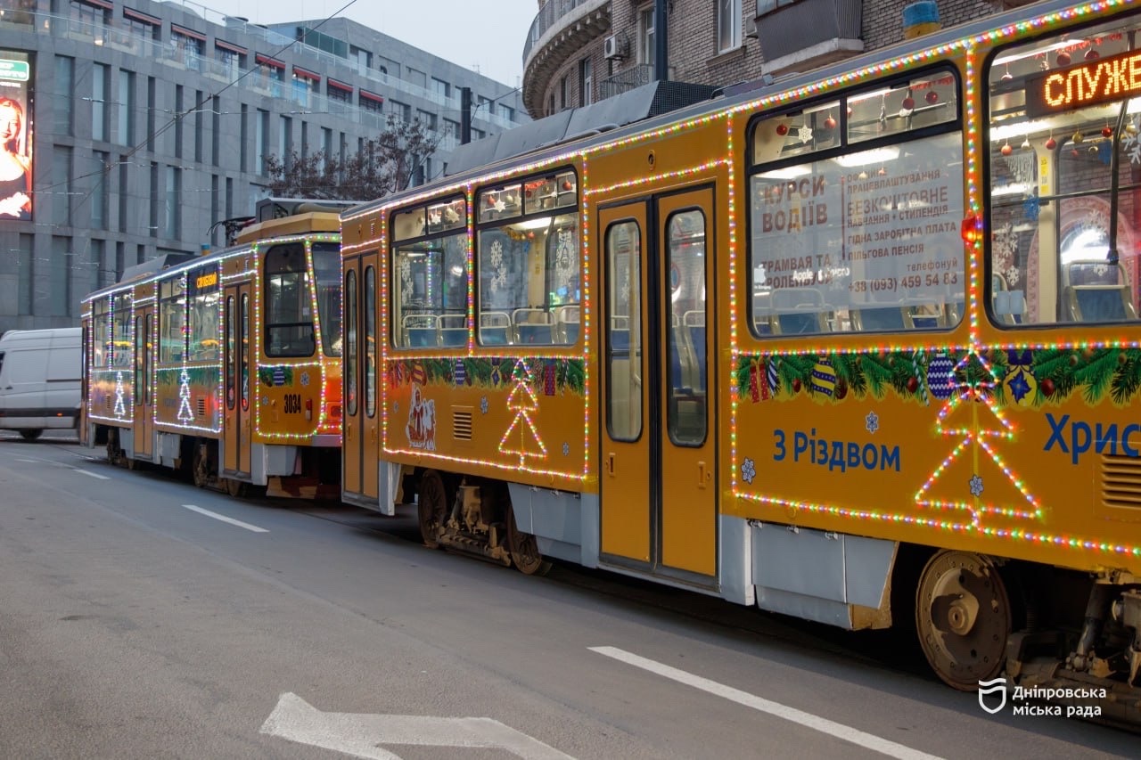 У Дніпрі напередодні Різдва та Нового року містом почали курсувати святково прикрашені трамваї та тролейбуси - 19.12.2025