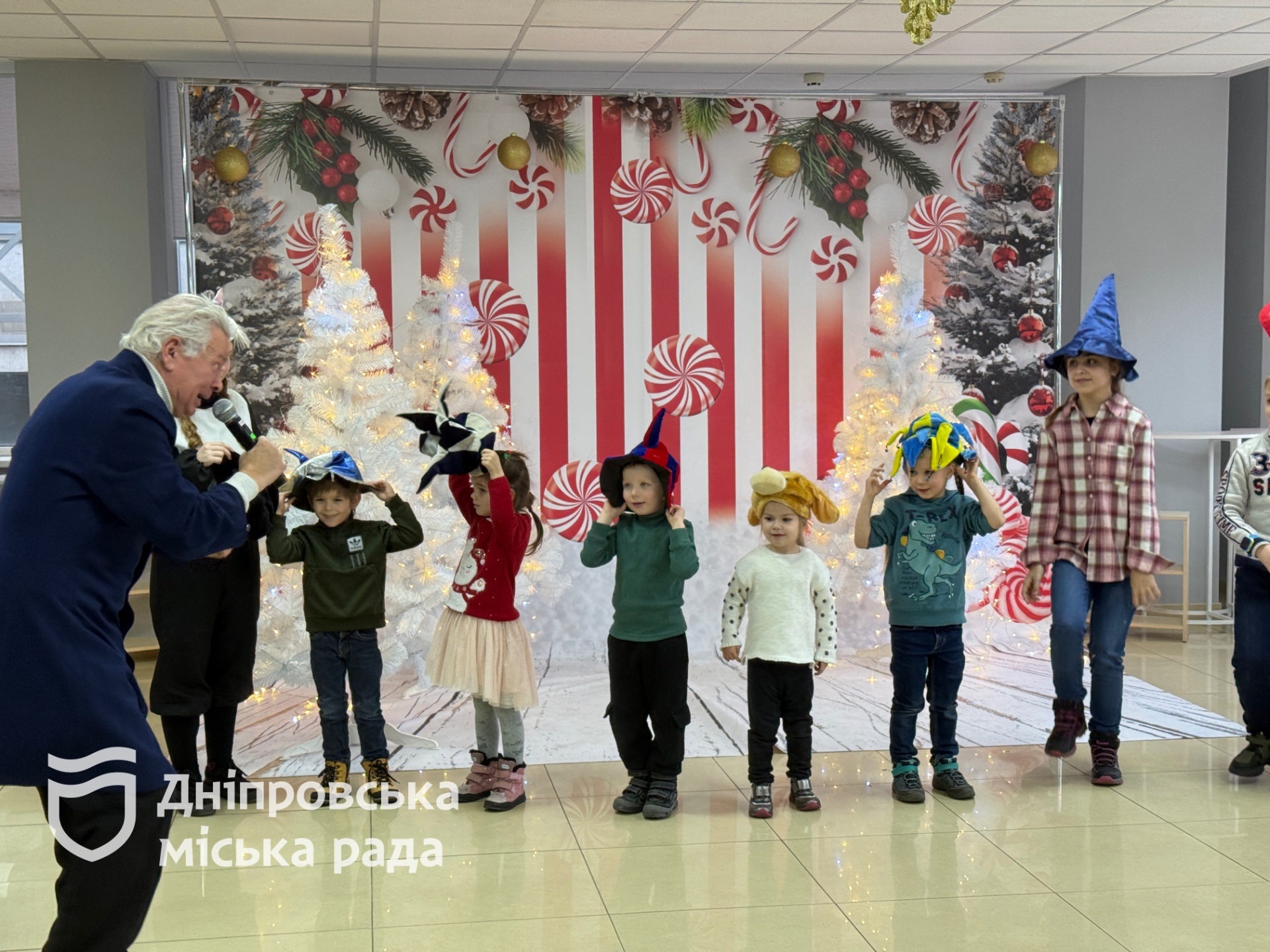 У Дніпрі в бібліотеці пройшов масштабний захід «Казкова фабрика чудес» - 20.12.2025