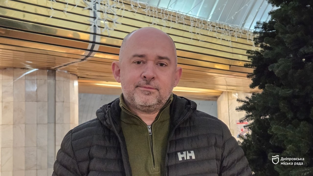 У Дніпрі встановлюють головну безпечну ялинку - 20.12.2025