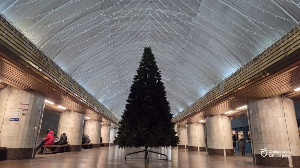 У Дніпрі встановлюють головну безпечну ялинку - 20.12.2025