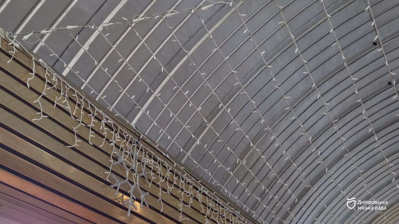 У Дніпрі встановлюють головну безпечну ялинку - 20.12.2025