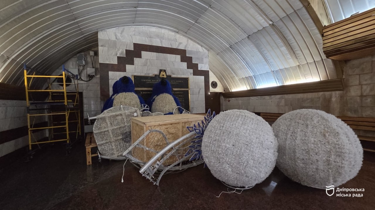 У Дніпрі встановлюють головну безпечну ялинку - 20.12.2025