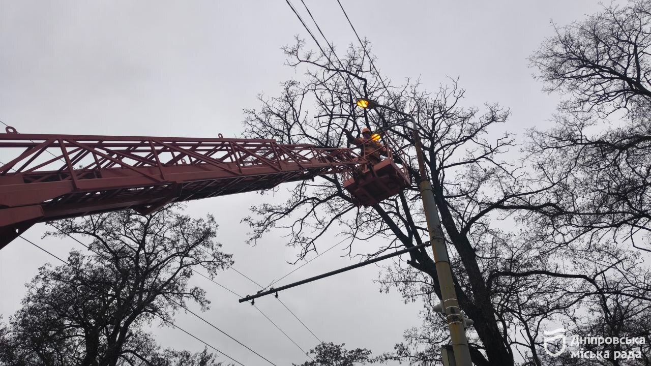 Дніпро модернізує зовнішньє освітлення: встановлюють LED-лампи для енергозбереження - 23.12.2025