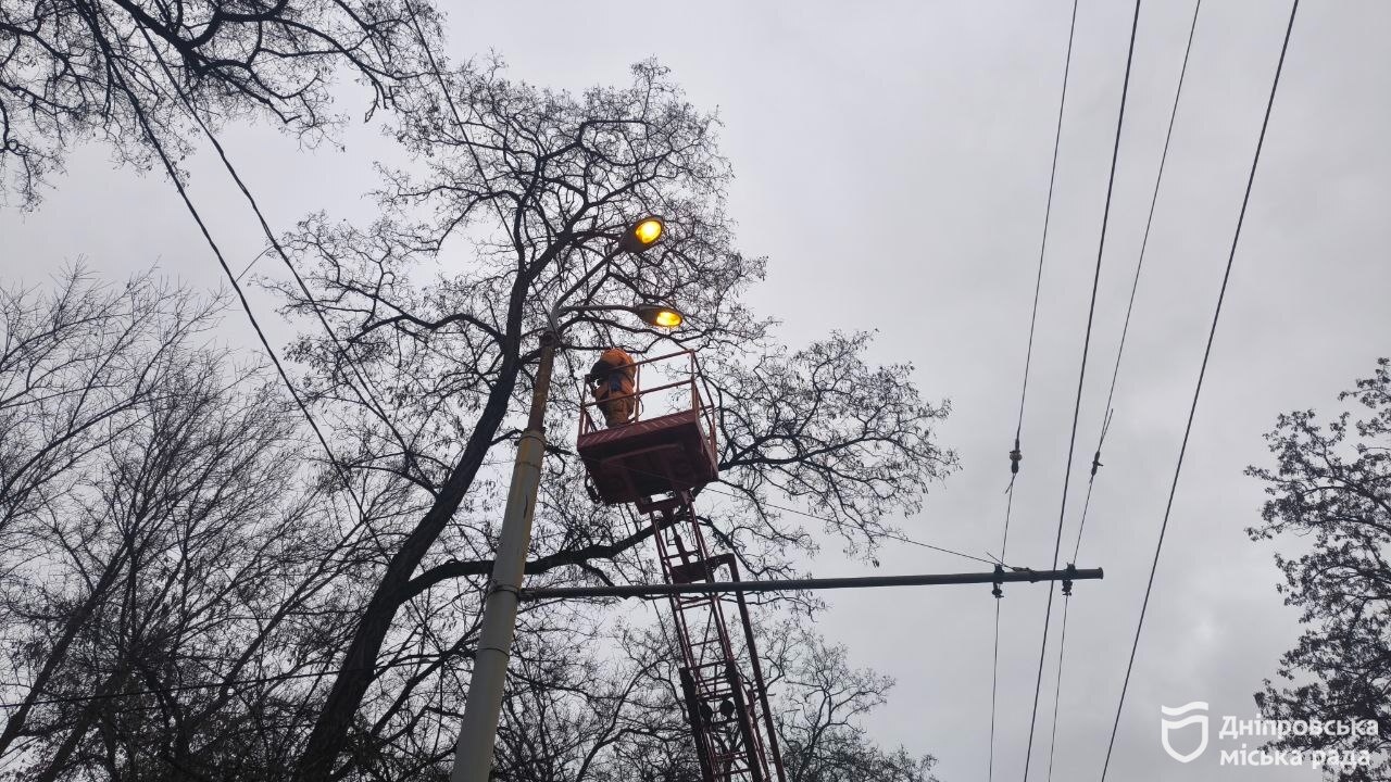 Дніпро модернізує зовнішньє освітлення: встановлюють LED-лампи для енергозбереження - 23.12.2025