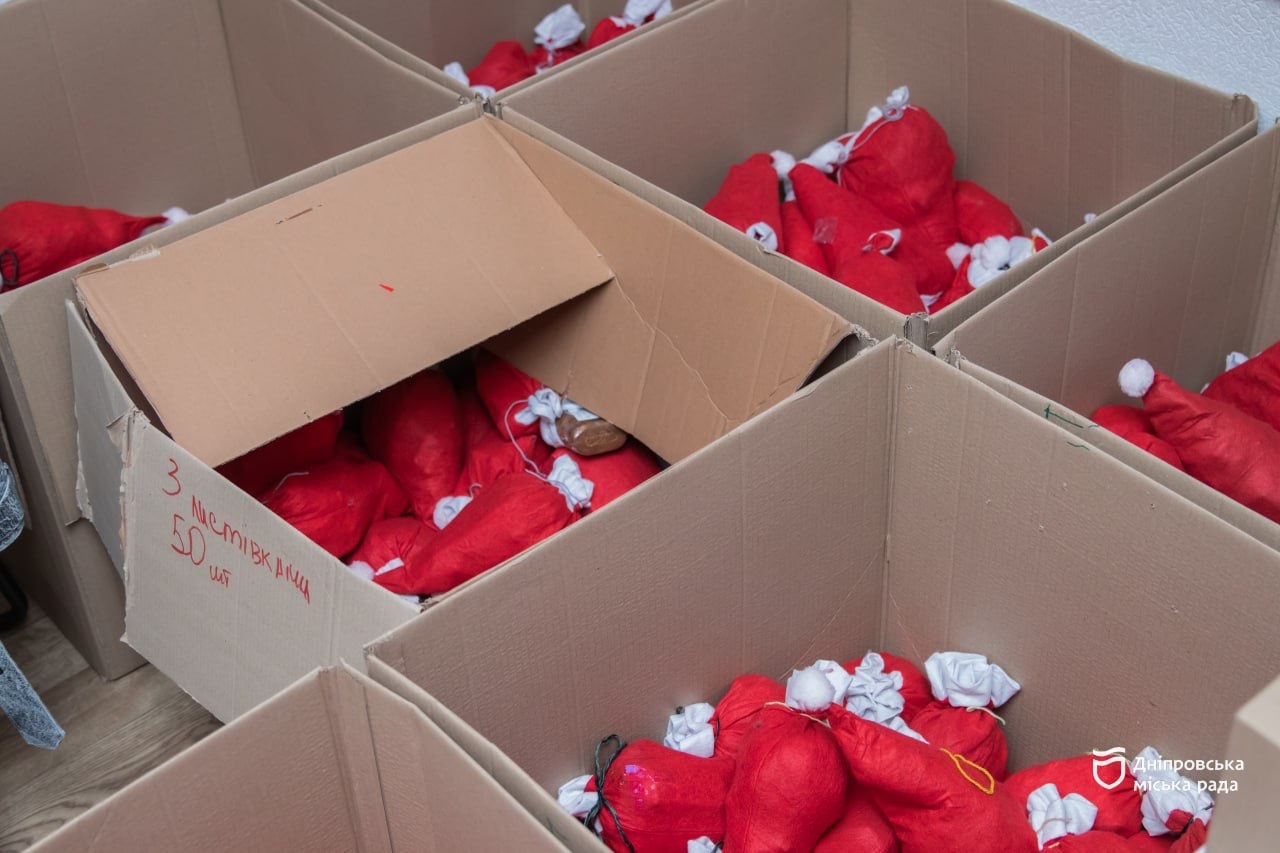 Молодь Дніпра вже втретє провела благодійну акцію «Подаруй емоції військовим» - 23.12.2025