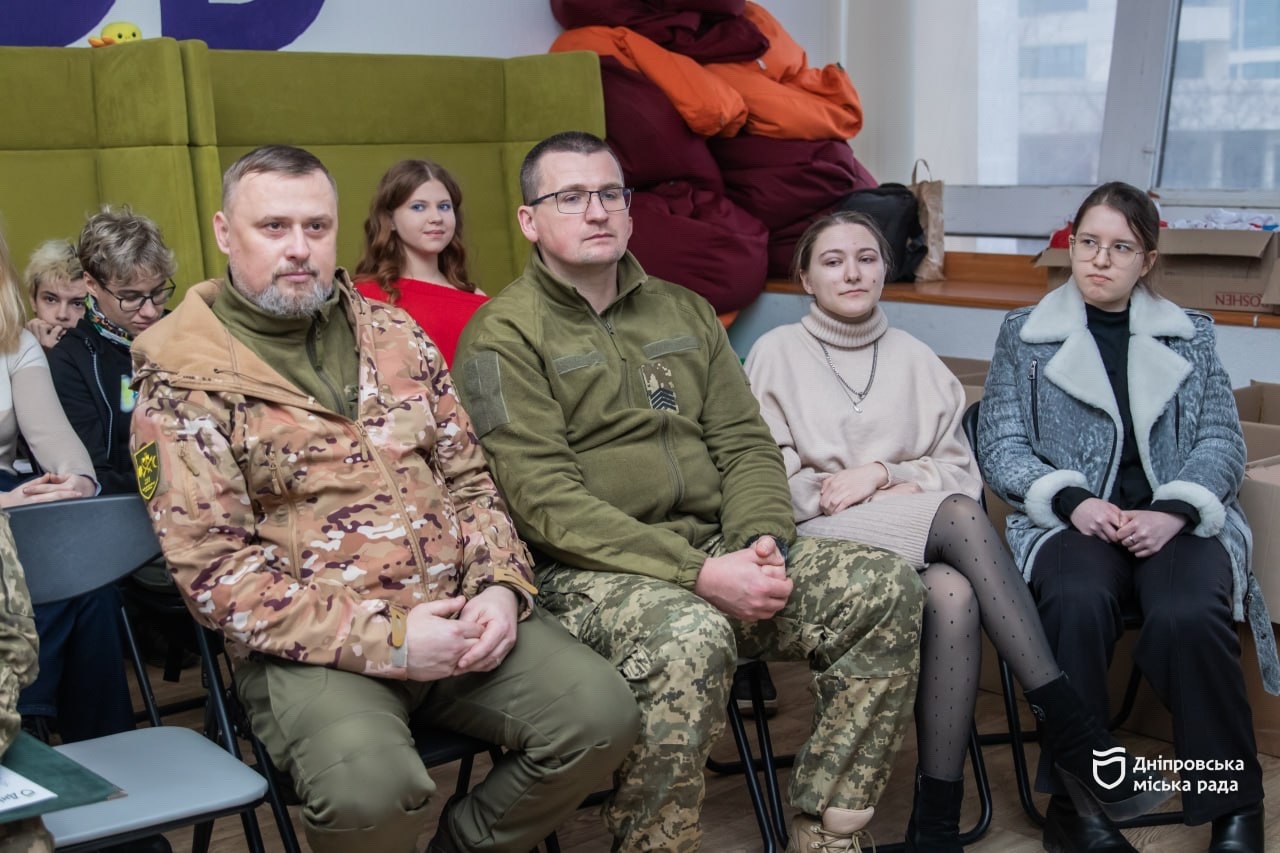 Молодь Дніпра вже втретє провела благодійну акцію «Подаруй емоції військовим» - 23.12.2025