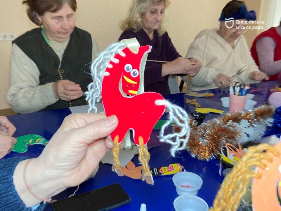 Дніпровський терцентр: соціальна підтримка та творчі майстер-класи для літніх людей - 23.12.2025