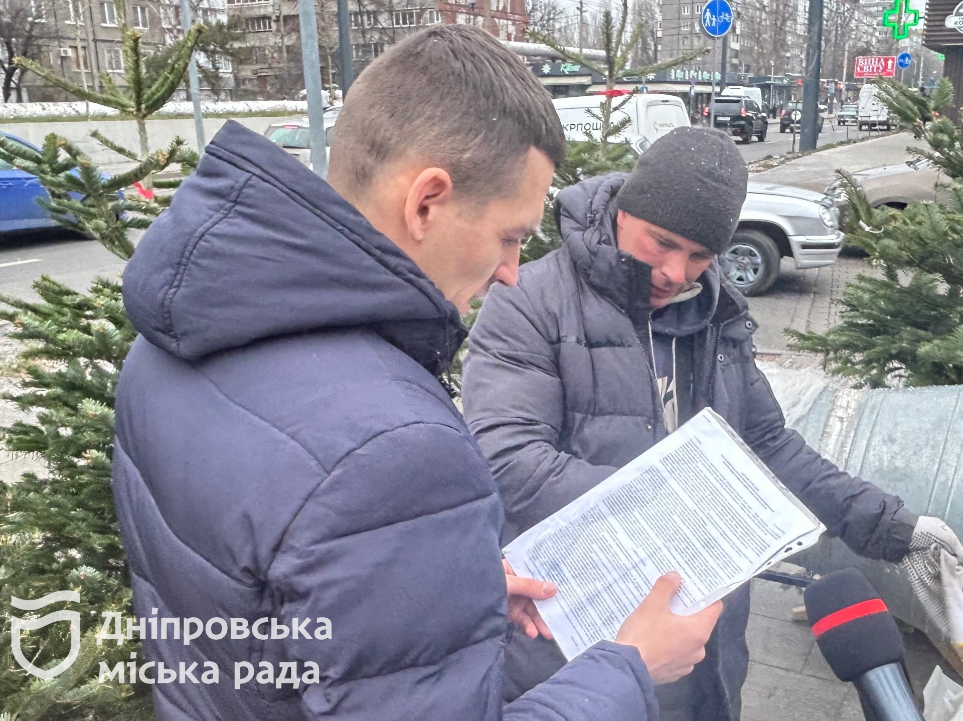 У Дніпрі провели перевірку ялинкових базарів: рейди та штрафи за нелегальну торгівлю - 24.12.2025