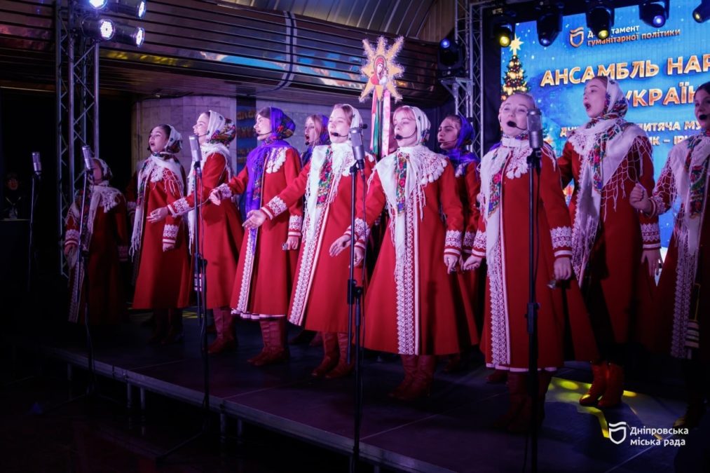 У дніпровському метро у Святвечір діти та молодь співали українські колядки - 24.12.2025