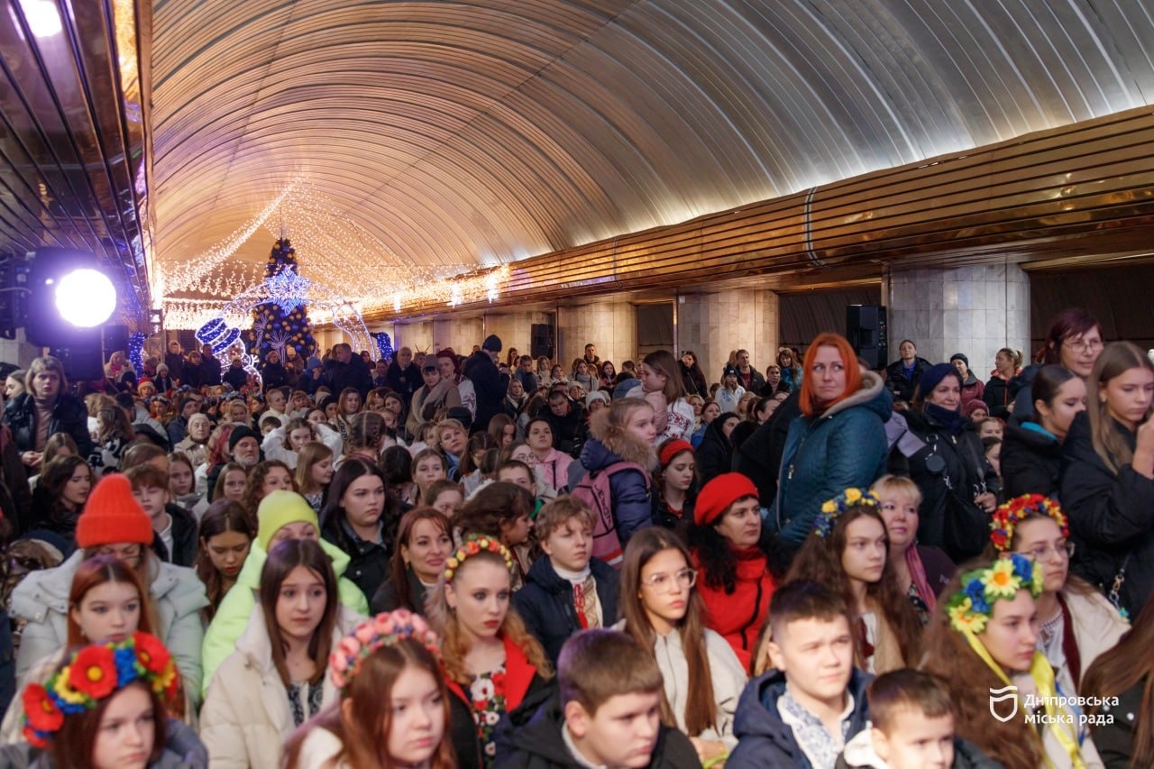 У дніпровському метро у Святвечір діти та молодь співали українські колядки - 24.12.2025