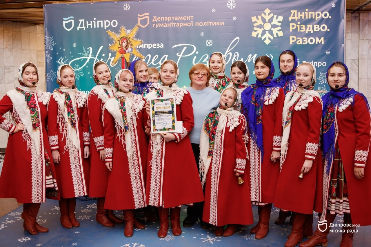 У дніпровському метро у Святвечір діти та молодь співали українські колядки - 24.12.2025