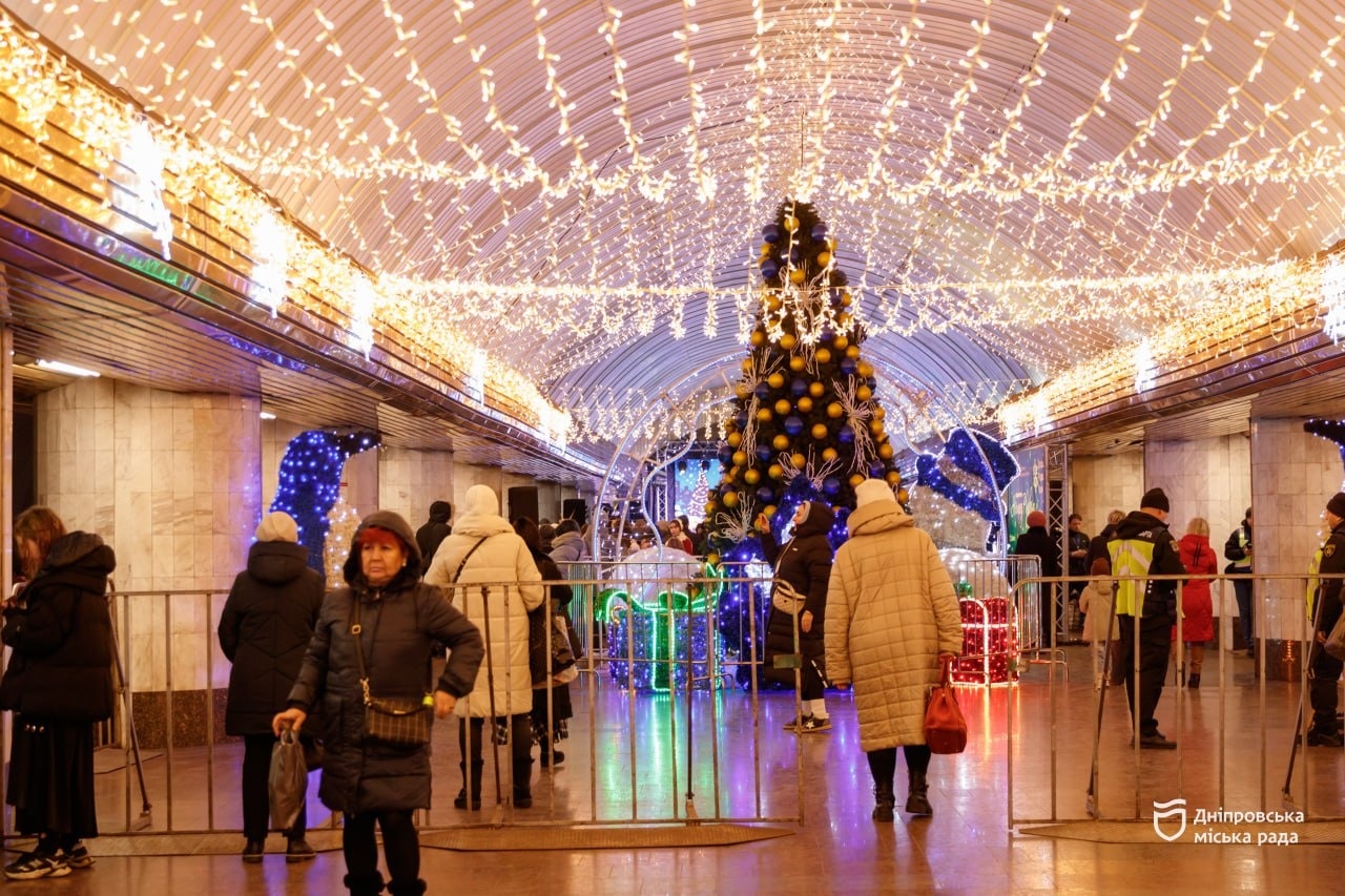 У дніпровському метро у Святвечір діти та молодь співали українські колядки - 24.12.2025