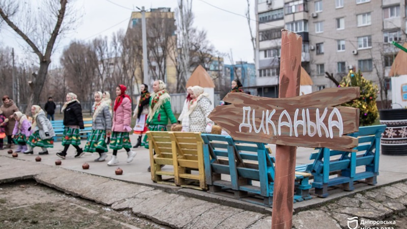 Різдвяне дійство «Вечори на хуторі біля Диканьки» для дітей провели у Дніпрі - 25.12.2025 