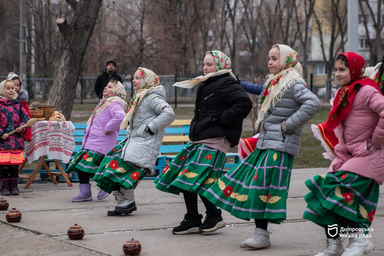 Різдвяне дійство «Вечори на хуторі біля Диканьки» для дітей провели у Дніпрі - 25.12.2025