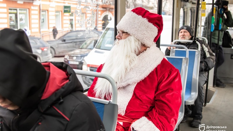 Різдво в транспорті Дніпра: пасажирів вітали зі святом - 25.12.2025