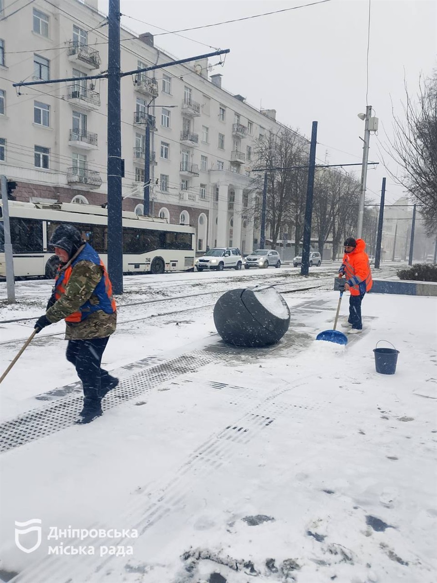 Зранку у Дніпрі розпочався снігопад. Снігоприбиральна техніка вже працює на автошляхах, щоб убезпечити рух транспорту - 26.12.2025
