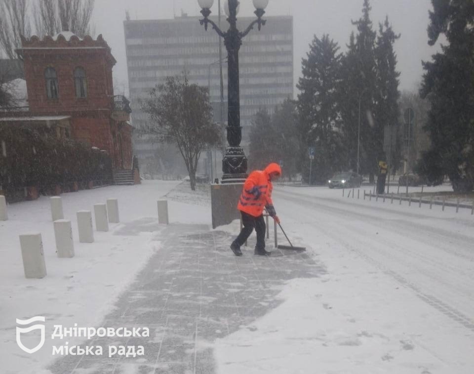 Зранку у Дніпрі розпочався снігопад. Снігоприбиральна техніка вже працює на автошляхах, щоб убезпечити рух транспорту - 26.12.2025