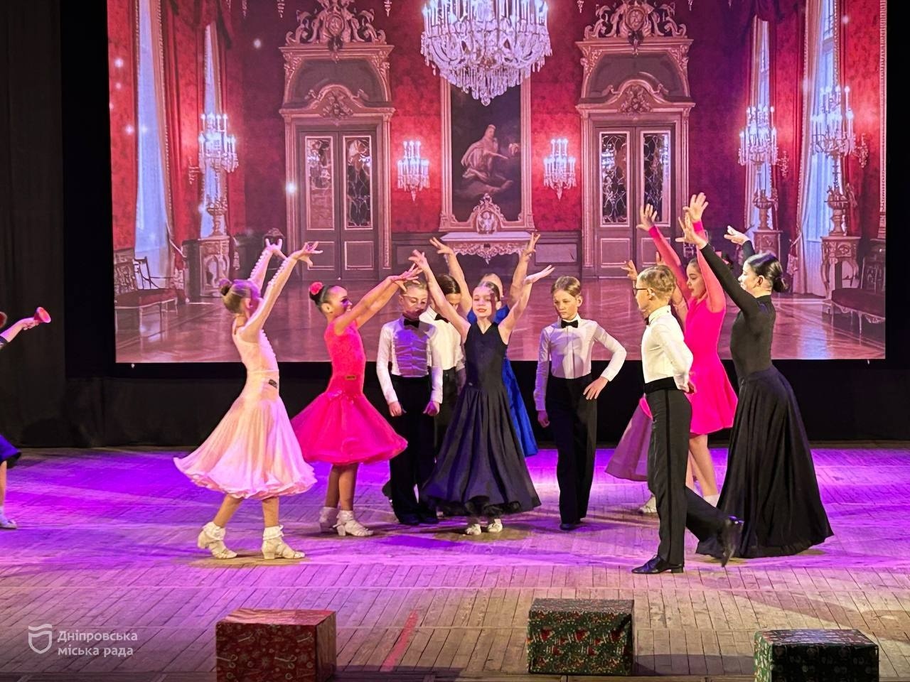 Шлях до мрій: Дніпро провів новорічну виставу - 26.12.2025