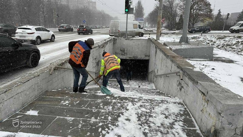 Дніпровські комунальники прибирають сніг і обробляють дороги - 26.12.2025