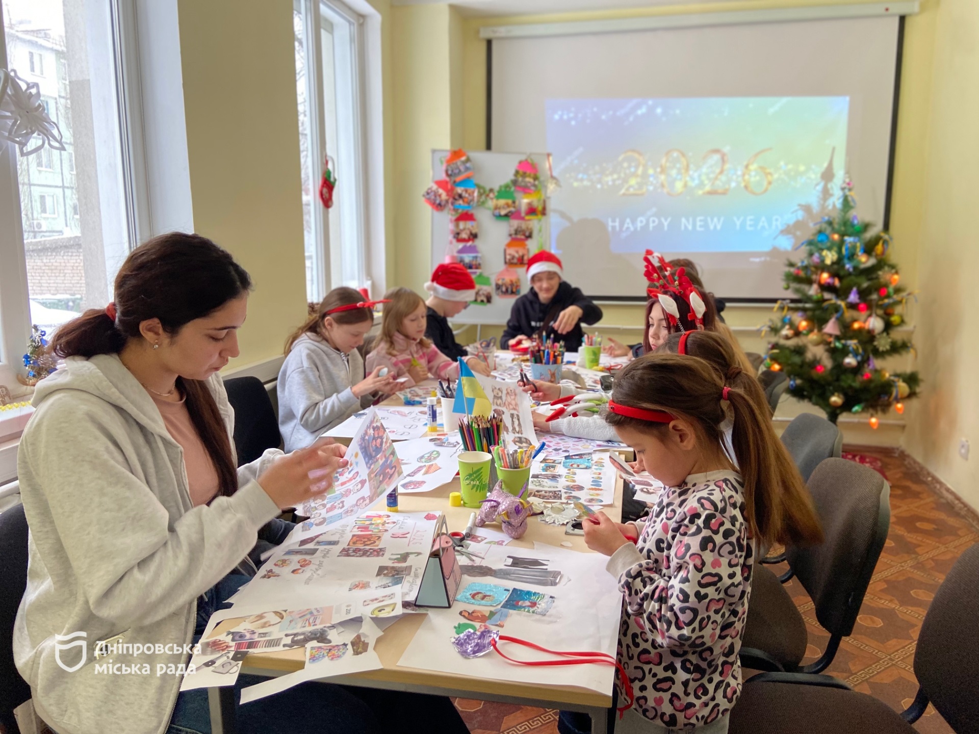 У Дніпровському центрі соціальних служб провели новорічні майстер-класи для дітей - 26.12.2025