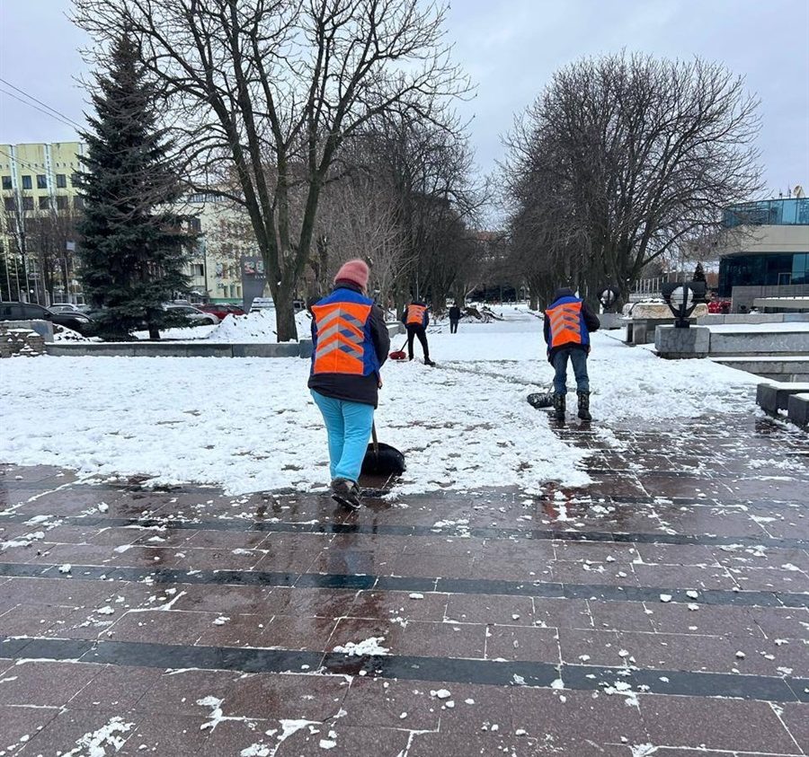 Комунальники Дніпра працюють безперервно для безпечного руху та пересування містом - 27.12.2025