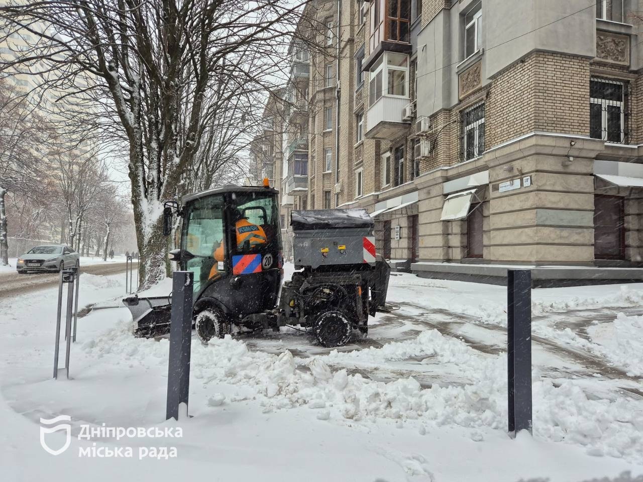 Комунальники Дніпра продовжують прибирати автошляхи, тротуари, пішохідні переходи