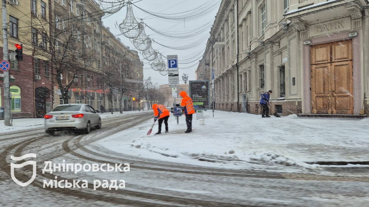 Автошляхи та тротуари Дніпра прибирають від снігу та обробляють протиожеледними матеріалами - 30.12.2025