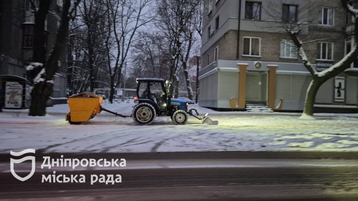 Автошляхи та тротуари Дніпра прибирають від снігу та обробляють протиожеледними матеріалами - 30.12.2025