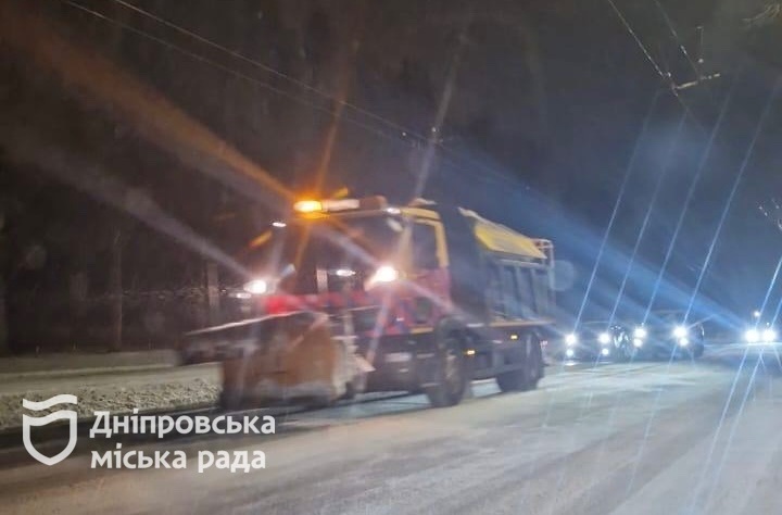 Автошляхи та тротуари Дніпра прибирають від снігу та обробляють протиожеледними матеріалами - 30.12.2025