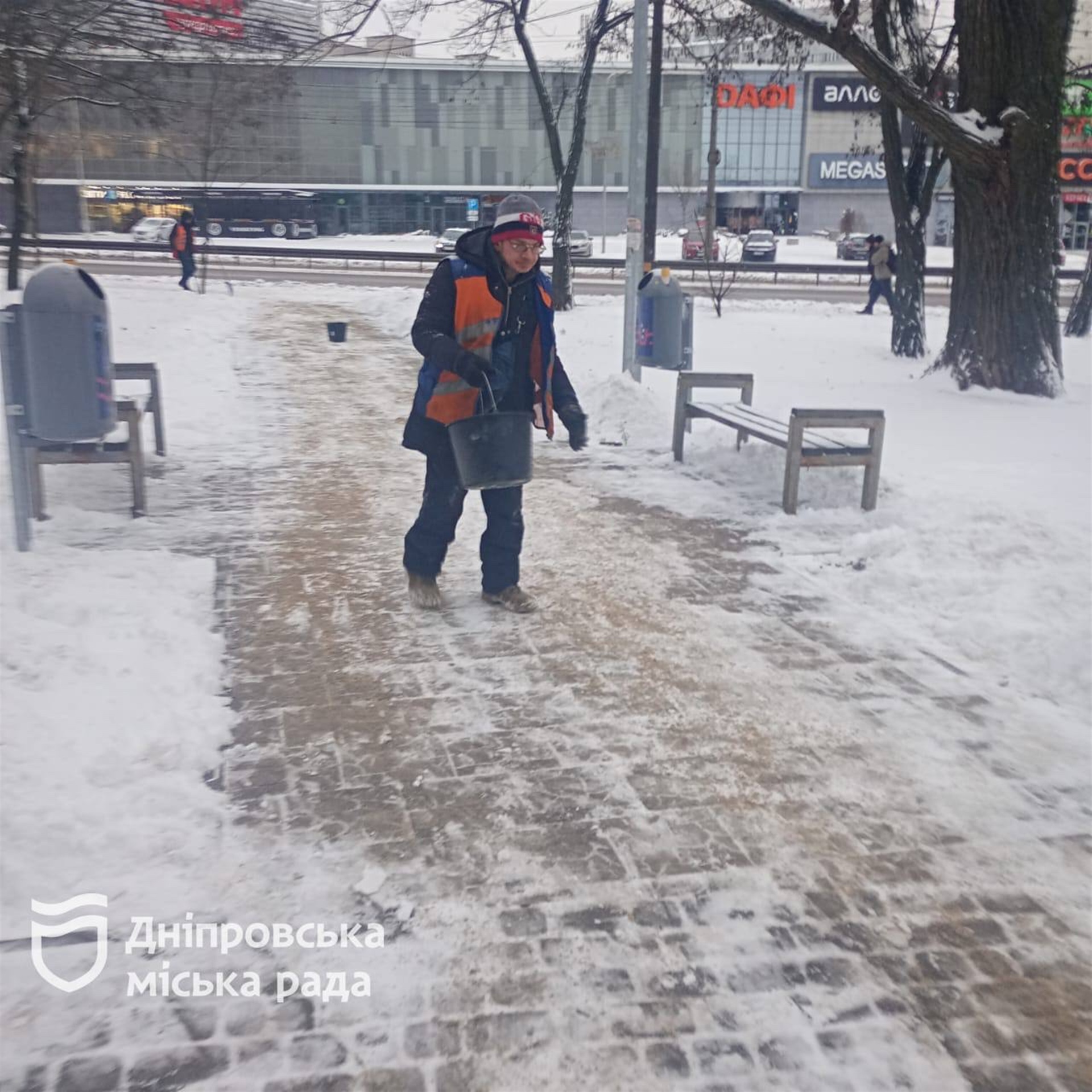 Автошляхи та тротуари Дніпра прибирають від снігу та обробляють протиожеледними матеріалами - 30.12.2025