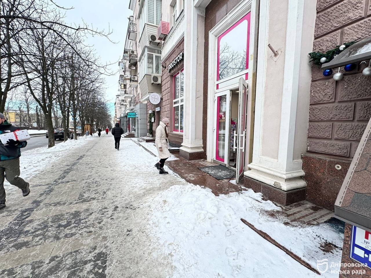 У Дніпрі посилили контроль за прибиранням снігу біля будівель та підприємств - 30.12.2025